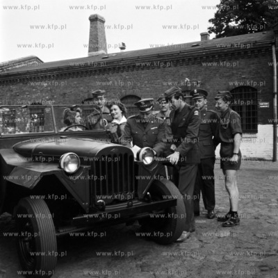Harcerze omawiają zadanie na terenie koszar jednostki...