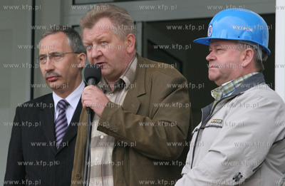 Wiec informacyjny w Stoczni Gdynia. Nz. przemawia Dariusz...