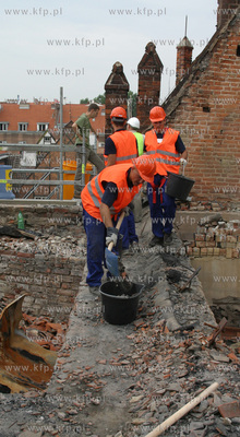 Poczatek remontu kosciola sw. Katarzyny. Pierwszym...
