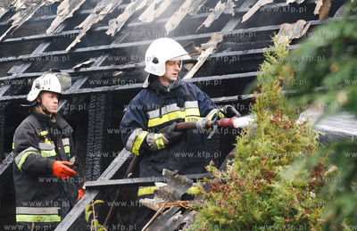 Pozar domu przy ul. Derdowskiego w Rumi. Bez dachu...