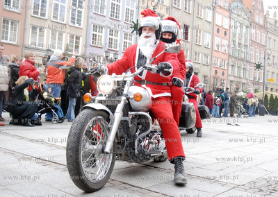 Blisko 500 motocyklistow mikolajów przyjechalo z Gdyni...
