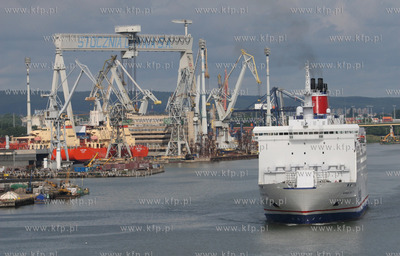 Prom Stena Baltica wyplywa z Portu Gdynia. W oddali...