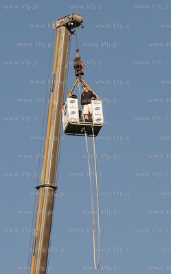 Mlode Miasto w Gdansku. Skoki na bandzi z zurawia Grohmann...