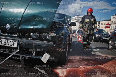 Zderzennie dwoch samochodow (zielonego BMW i srebrnego...