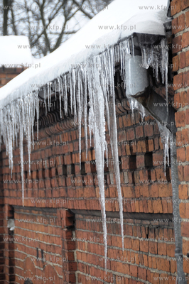 Straz z Pelplina podczas usuwania niebezpiecznych lodowych...