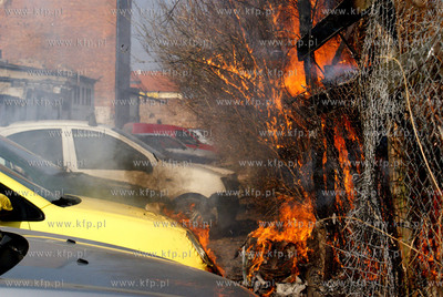 Pozar na Wyspie Spichrzow. Samochod VW Polo zajal sie...