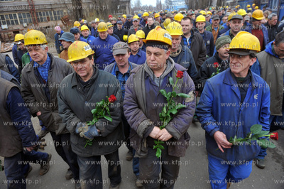 Stoczniowcy ze Stoczni Gdanskiej w holdzie tragicznie...