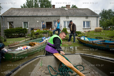 Nowy Torszyn NZ Strazacy pomagaja powodzianom, do domow...