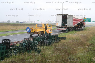 Przy wyjezdzie z obwodnicy Chojnic z tira wypadlo ......