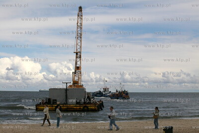 Sopot. Silny polnocny wiatr towarzyszacy sztormowi...