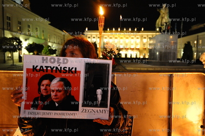 Warszawa. Pol roku po katastrofie w Smolensku pod Palacem...