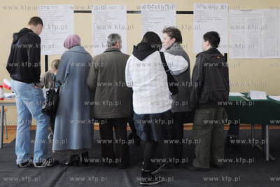 Gdynianie glosowali w Komisji Obwodowej nr 48 w Szkole...