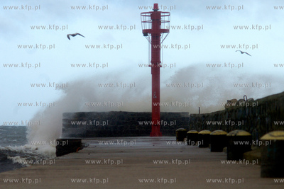 Ustka. Sztormowa pogoda nad morzem. Wiatr osiaga predkosc...