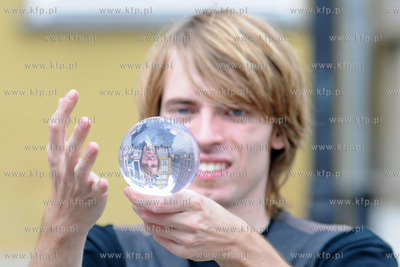 Pokaz zonglerki artystycznej w wykonaniu Krzysztofa...