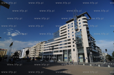 Gdynia. Plac Kaszubski. Apartamentowiec Transatlanyk...