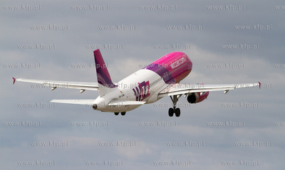 Gdansk,Rebiechowo. Nz. Airbus 320 linii Wizzair.
02.09.2012
fot....