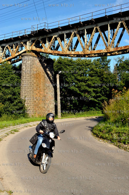 Zukowo. Wiadukt kolejowy nad ulica Parkowa. 29.08.2012...