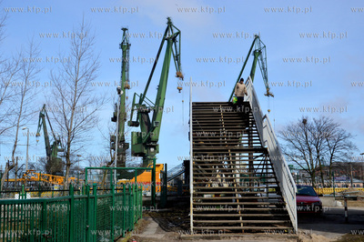 Gdansk. Dzwigi Stoczn Gdanskiej i kladka dla pieszych...