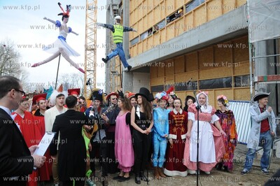 Zawieszenie wiechy na Teatrze Muzycznym w Gdyni. 
16.04.2013
Fot....