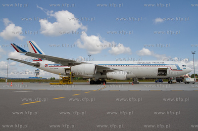 Airbus A 340-200 Francuskich Sil Powietrznych wyladowal...