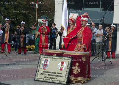Ulicami Gdyni przeszla Orkiestra Tureckich Sil Zbrojnych...