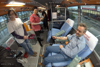 Final WOSP 2015. Prezydent Slupska Robert Biedron oddaje...