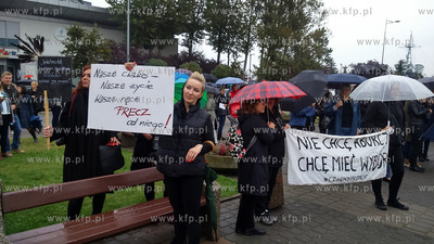 Ogólnopolski strajk kobiet w Gdyni na Skwerze Kościuszki....