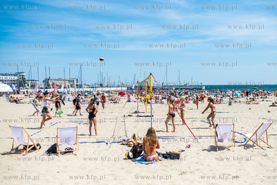Upalna sobota na plaży miejskiej w Gdyni 15.07.2023...