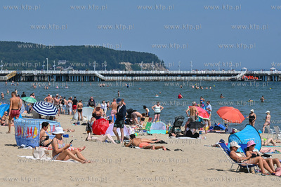 Sopot. Plaża. Upalny weekend spowodował liczne przybycie...