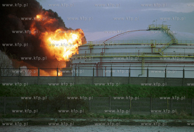W Rafinerii Gdanskiej zapalil sie jeden ze zbiornikow...