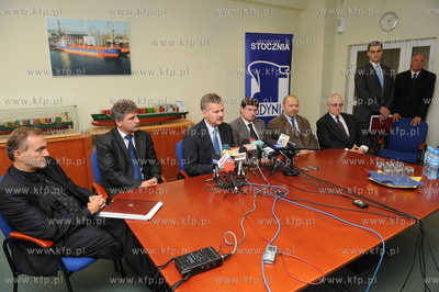 Minister Aleksander Grad w Stoczni Gdynia. Nz min....