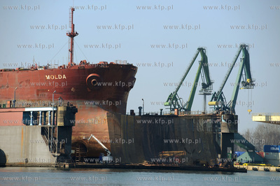 Stocznia Remontowa w Gdansku. Statek MOLDA w doku plywajacym....