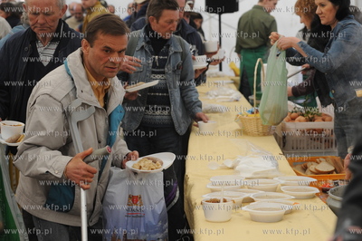 Gdansk, Targ Weglowy. Sniadanie wielkanocne dla ubogich...