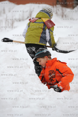 Gdansk. Wreszcie zima jak trzeba. Dzieciaki robia tunele...