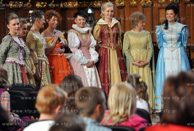 Dwor Artus w Gdansku. Casting na Panienke z Okienka...