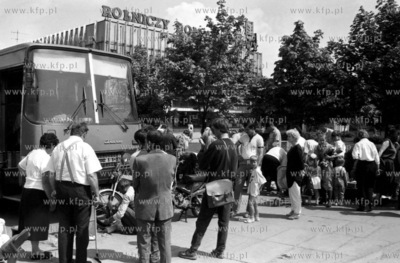 Autobus Ikarus i stoisko z motorowerami na ul. Rzemieślniczej...