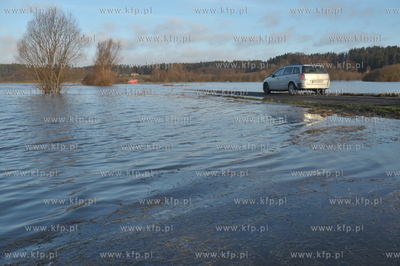 Wezbrane wody rzeki Radunia spowodowaly podtopienia...