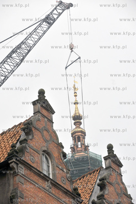 Montaz odrestaurowanego helmu Ratusza Glownego Miasta...