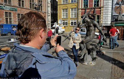 Gdansk. Demontaz figury Neptuna z fontanny na Dlugim...