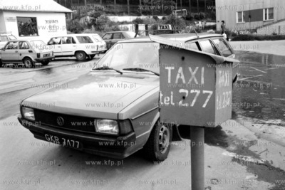 Taksowka marki Volkswagen Passat na postoju taksowek...