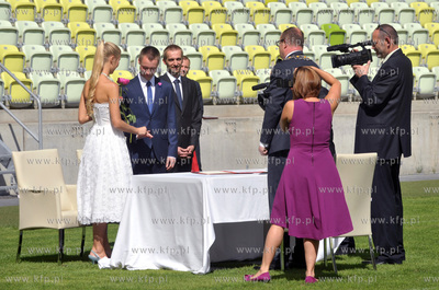 Slub na stadionie PGE Arena w Gdansku. Inga Szwarc...