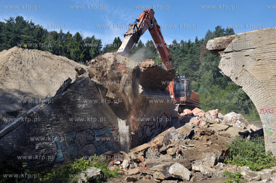 Wyburzanie ostatniego starego wiaduktu dawnej trasy...