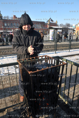 Na przystankach komunikacji miejskiej przy Dworcu PKP...