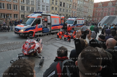 Skoki na quadzie i skutrze snieznym nad fontanna Neptuna...