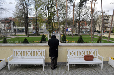 Grand Hotel w Sopocie. Mezczyzna na tarasie. 09.04.2014...