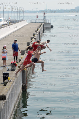 Legalny, charytatywny skok z mola w Sopocie. Każdy...