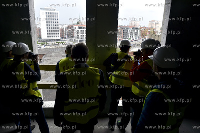 Uroczystosc zawieszenia wiechy na budowanym kompleksie...