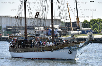 Kanał portowy Portu w Gdańsku. Nz. jacht Bryza 24.05.2018...