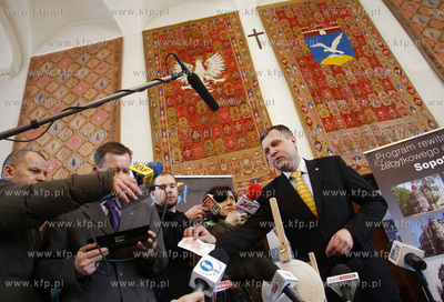 Sopot. Prezentacja guldenow sopockich nawiazujacych...