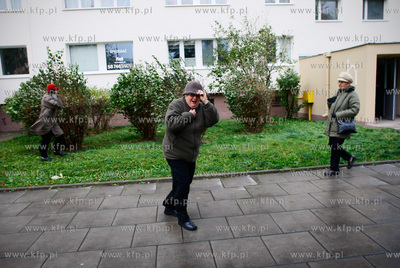 Gdansk. Nz przechodnie walcza z silnym wiatrem na ulicy...